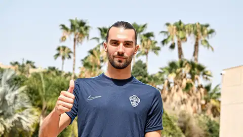 Miguel San Román regresa al Elche para competir con Edgar Badia por la portería Miguel San Román regresa al Elche para competir con Edgar Badia por la portería