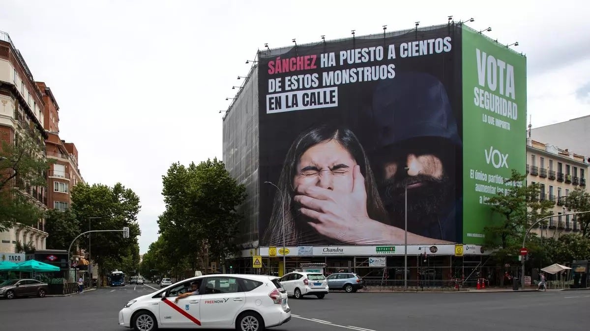 Vox despliega una lona contra Sánchez en la que le acusa de poner violadores en la calle Vox despliega una lona contra Sánchez en la que le acusa de poner violadores en la calle