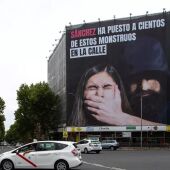 Vox despliega una lona contra Sánchez en la que le acusa de poner violadores en la calle