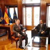 Alfredo Canteli y Adrián Barbón, en el despacho del alcalde de Oviedo