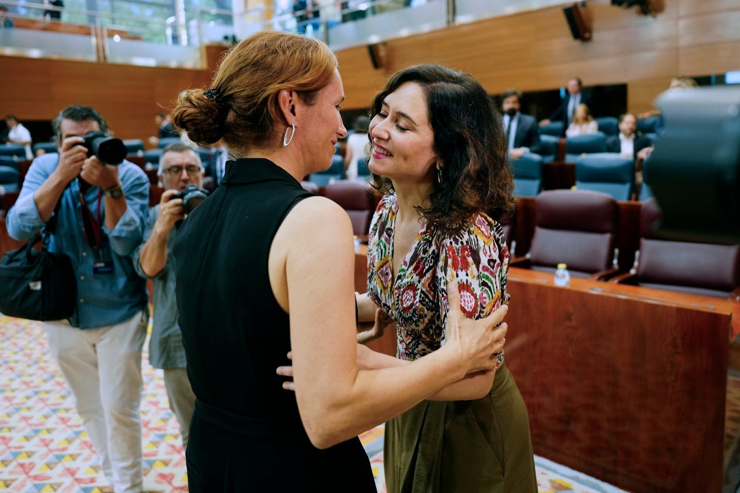 Ayuso reaparece en la Asamblea de Madrid y recibe un cariñoso abrazo de Mónica García Ayuso reaparece en la Asamblea de Madrid y recibe un cariñoso abrazo de Mónica García