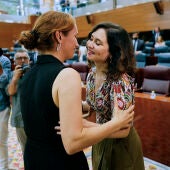 Ayuso reaparece en la Asamblea de Madrid y recibe un cariñoso abrazo de Mónica García