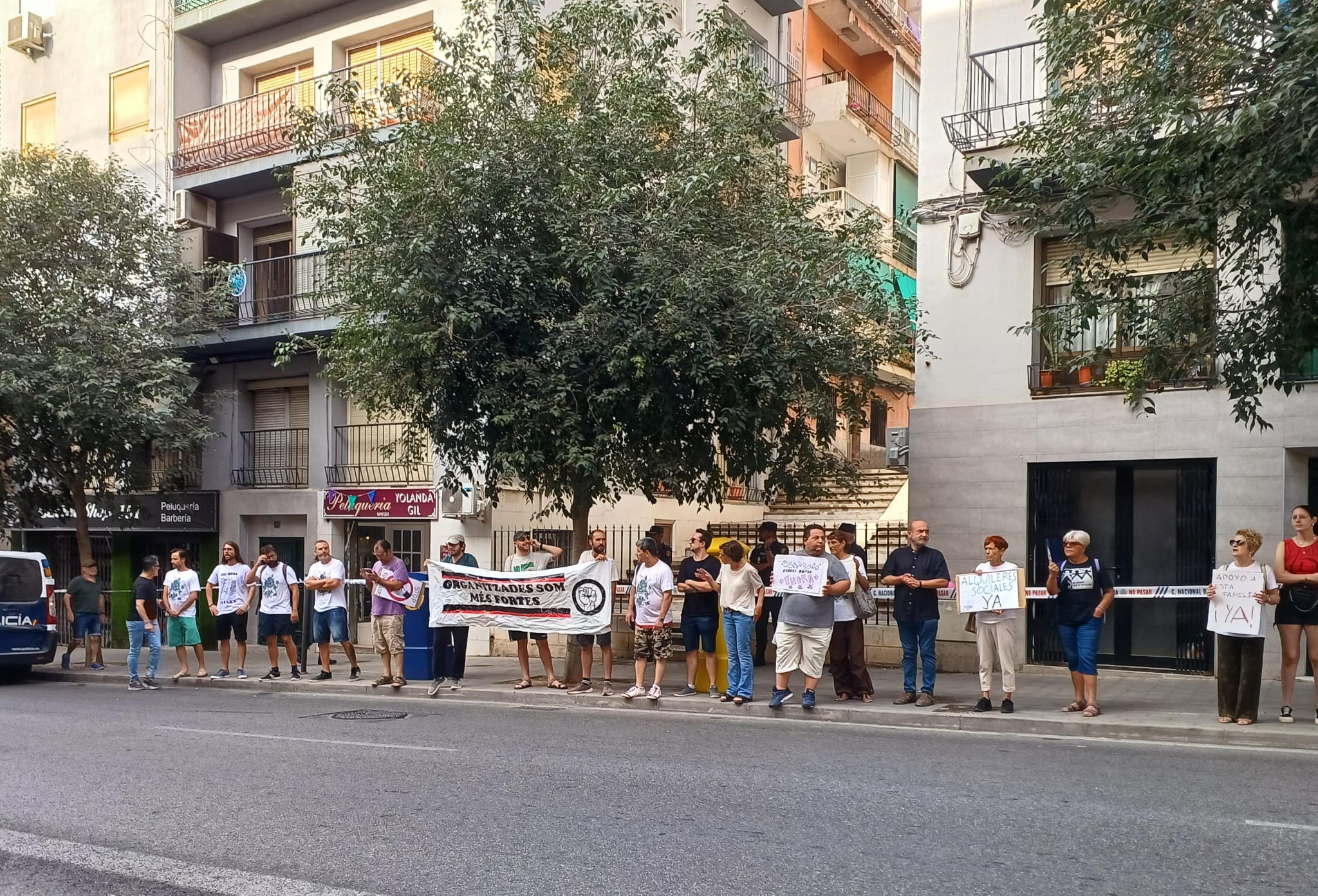 Detienen el desahucio de una familia vulnerable en Alicante Detienen el desahucio de una familia vulnerable en Alicante