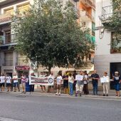 El Sindicat de Barri de Carolines se ha manifestado frente a la vivienda