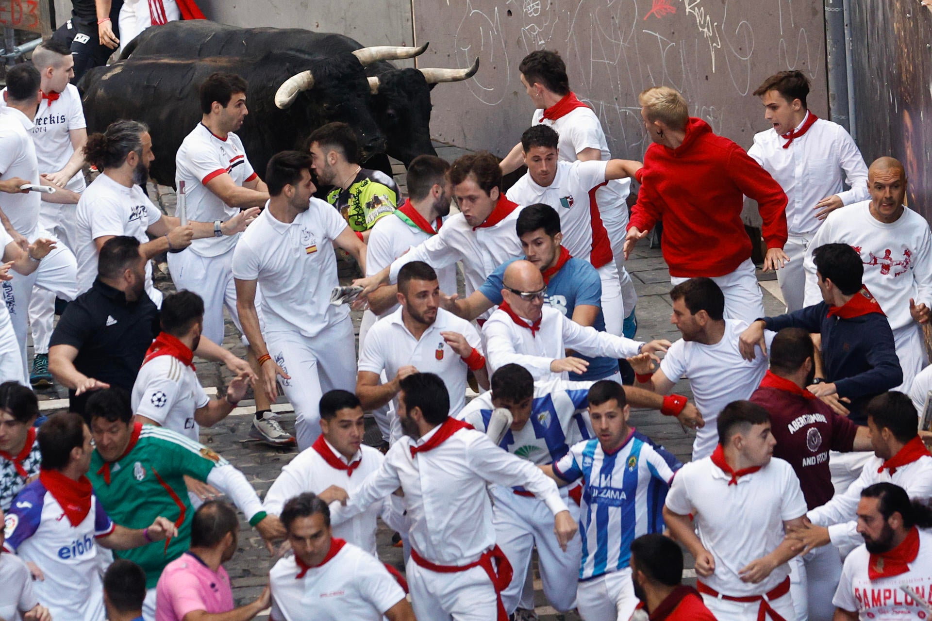 Los astados de Victoriano del Río protagonizan un encierro frenético Los astados de Victoriano del Río protagonizan un encierro frenético