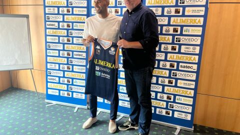 Javi Rodr&iacute;guez, entrenador del Alimerka Oviedo Baloncesto, con H&eacute;ctor Gal&aacute;n