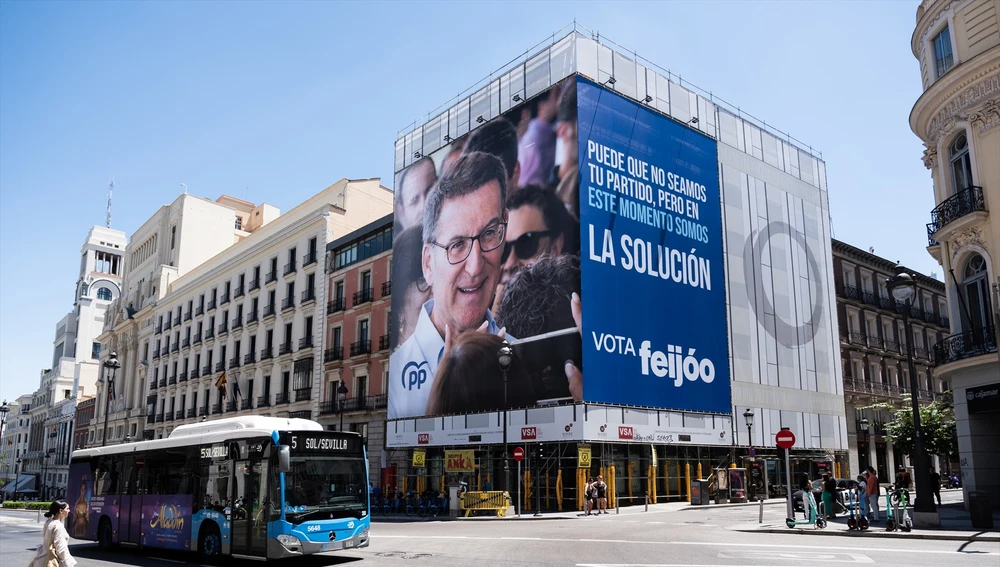 El PP apela al voto útil en una lona desplegada en el centro de Madrid