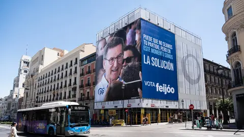 El PP apela al voto útil en una lona desplegada en el centro de Madrid El PP apela al voto útil en una lona desplegada en el centro de Madrid