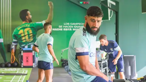 El delantero del Real Betis Fekir, durante los reconocimientos médicos con los que arrancaba el cuarto proyecto del entrenador chileno Manuel Pellegrini. El delantero del Real Betis Fekir, durante los reconocimientos médicos con los que arrancaba el cuarto proyecto del entrenador chileno Manuel Pellegrini.