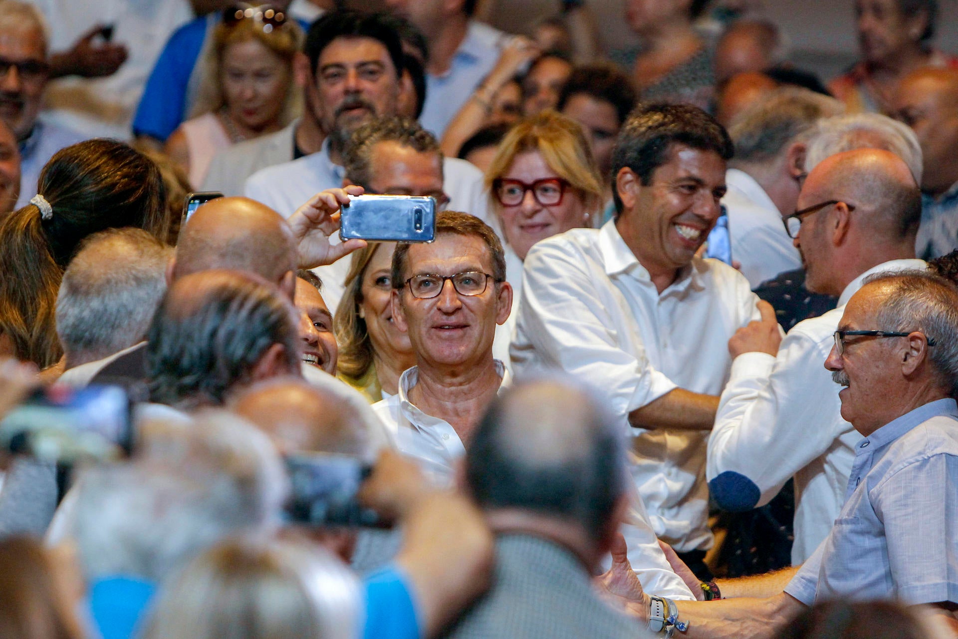 Encuestas: El PP mantiene la ventaja sobre el PSOE y lograría la mayoría absoluta con Vox Encuestas: El PP mantiene la ventaja sobre el PSOE y lograría la mayoría absoluta con Vox