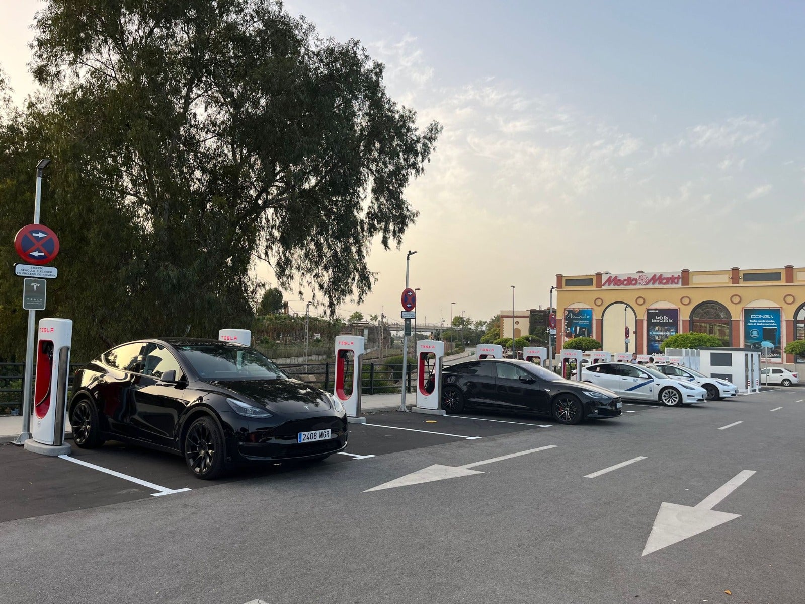 Ya está disponible en Plaza Mayor la primera estación de súper-cargadores de Tesla de Málaga capital Ya está disponible en Plaza Mayor la primera estación de súper-cargadores de Tesla de Málaga capital