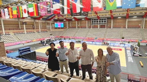 Miembros del ejecutivo torrejonero en el Pabell&oacute;n Jorge Garbajosa, una de las sedes del Mundial de Baloncesto Femenino Sub-19