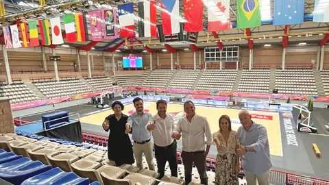 Torrejón de Ardoz es una de las sedes del Mundial de Baloncesto Femenino Sub-19 Miembros del ejecutivo torrejonero en el Pabellón Jorge Garbajosa, una de las sedes del Mundial de Baloncesto Femenino Sub-19