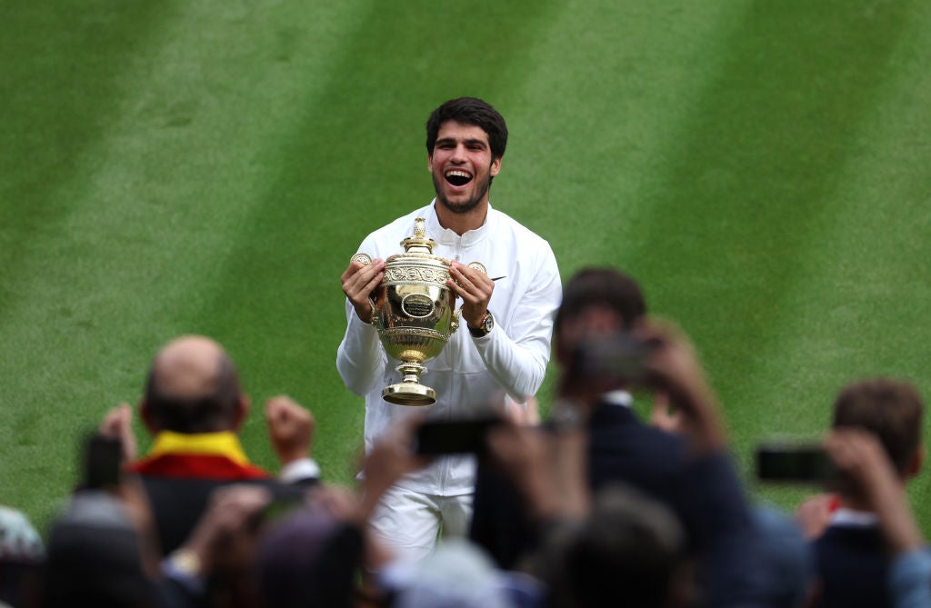 Alcaraz recibe emotivas felicitaciones tras su triunfo histórico en Wimbledon Alcaraz recibe emotivas felicitaciones tras su triunfo histórico en Wimbledon