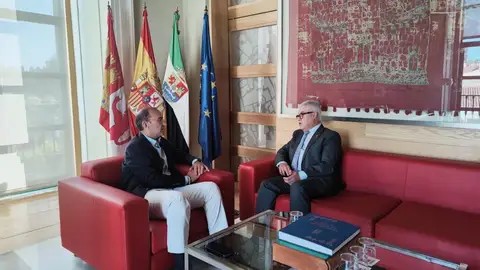 El Ayuntamiento de Cáceres y la Universidad de Extremadura crearán un grupo de trabajo para retener el talento joven El Ayuntamiento de Cáceres y la Universidad de Extremadura crearán un grupo de trabajo para retener el talento joven