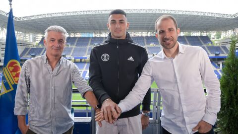 Roberto Su&aacute;rez, Leo Rom&aacute;n, y Agust&iacute;n Lleida, en el Carlos Tartiere