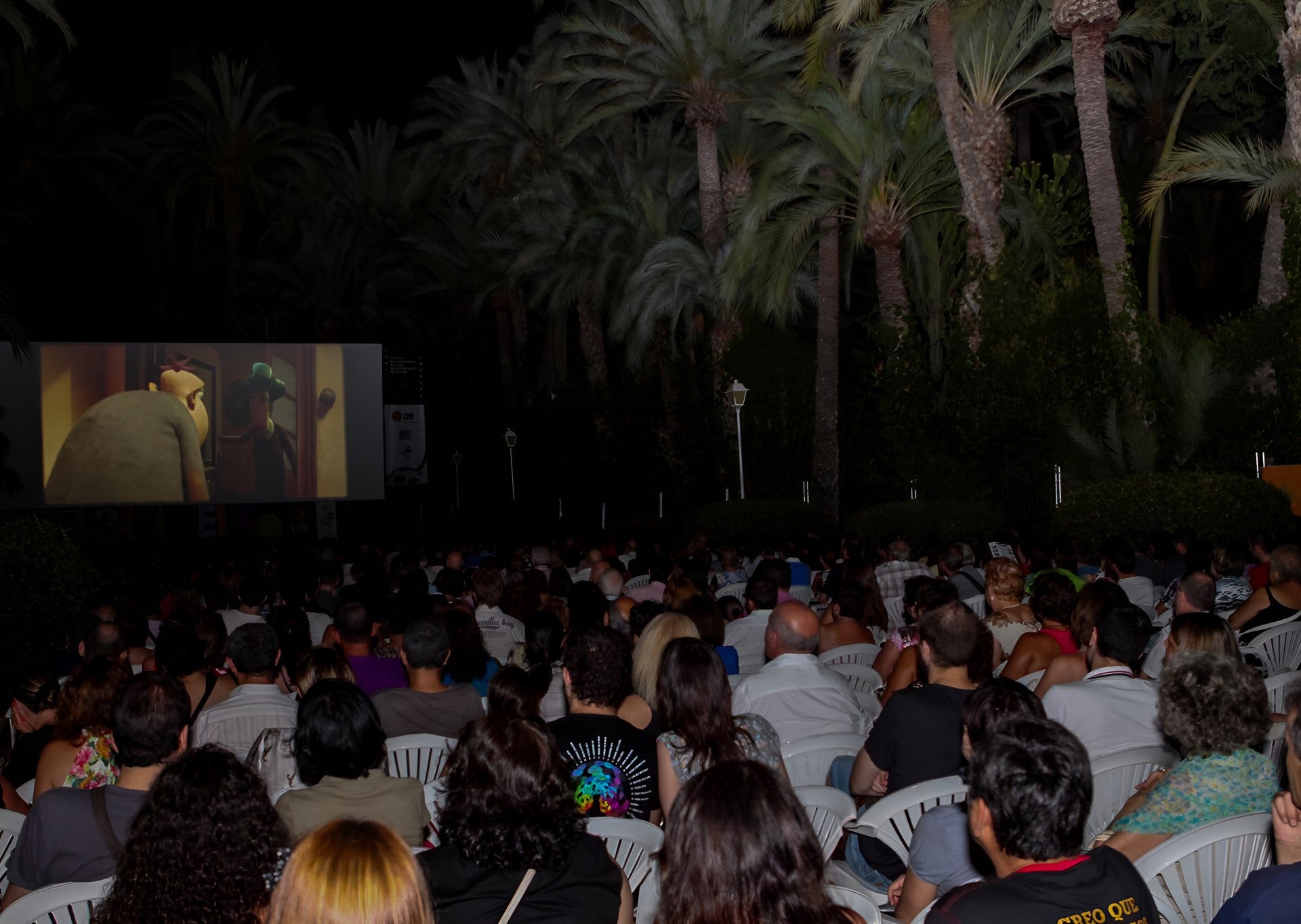 Las proyecciones del Festival de Cine de Elche en el Hort del Xocolater se suspenden por la caída de una palmera Las proyecciones del Festival de Cine de Elche en el Hort del Xocolater se suspenden por la caída de una palmera