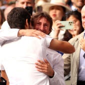 Juan Carlos Ferrero abraza a Carlos Alcaraz tras su victoria en Wimbledon 2023