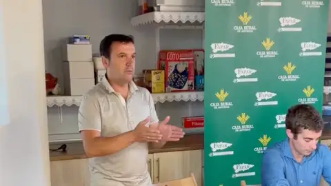 Juan R. Muñiz durante una charla en Antrialgo Juan R. Muñiz durante una charla en Antrialgo