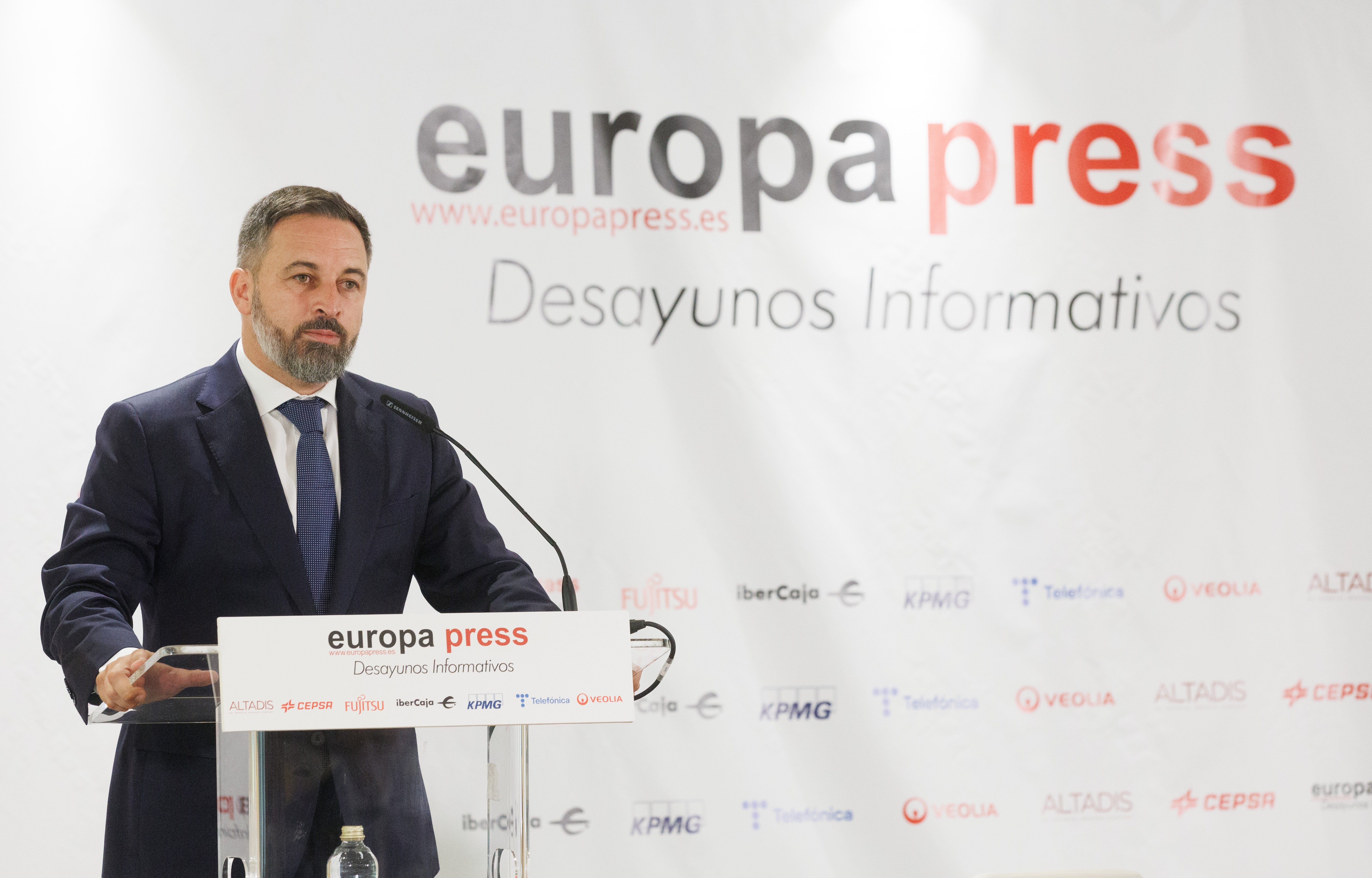 Santiago Abascal, sobre la violencia machista: "Deben pensar que queremos atar a las mujeres a la pata de la cama" Santiago Abascal, sobre la violencia machista: "Deben pensar que queremos atar a las mujeres a la pata de la cama"