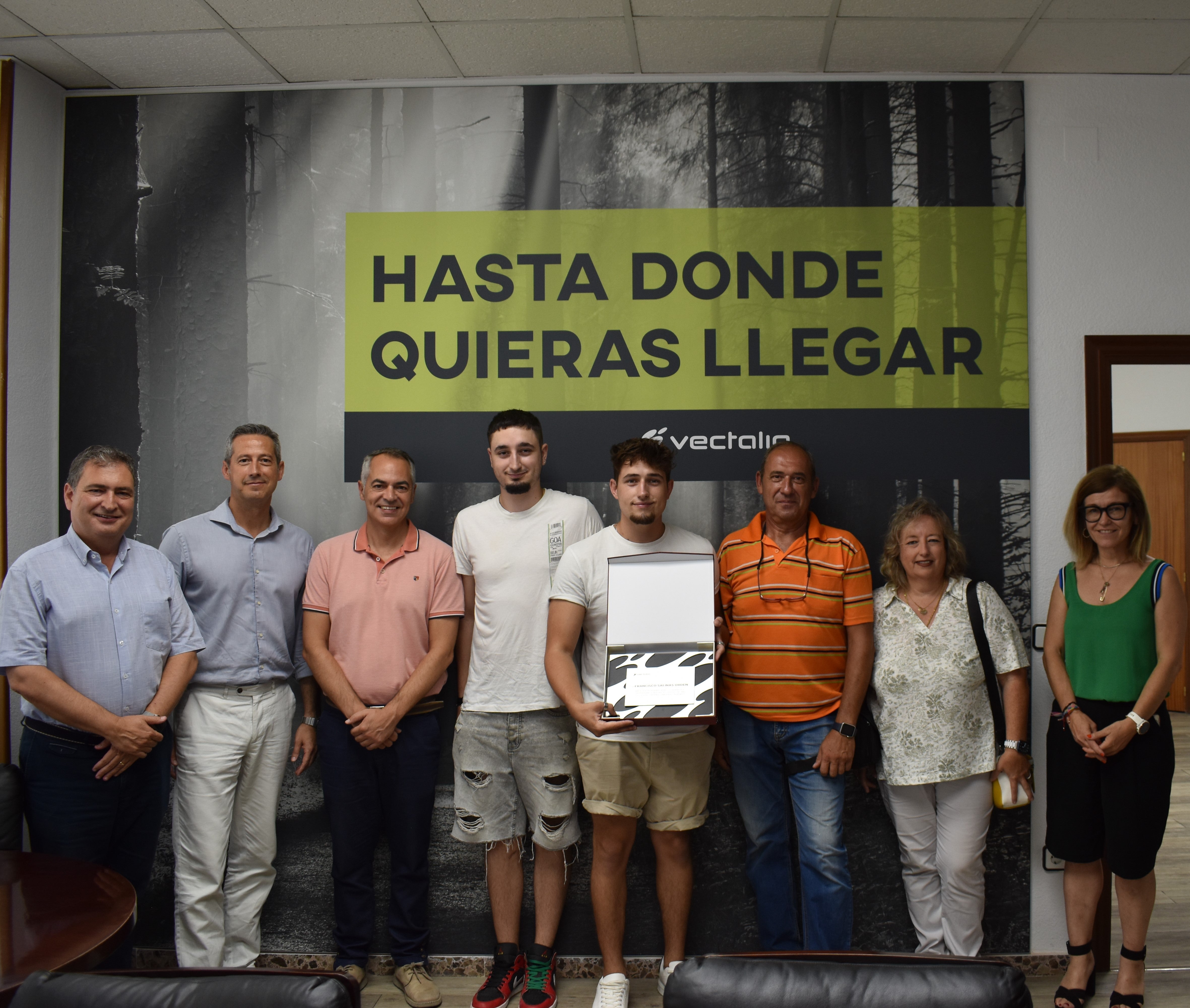 Vectalia reconoce al joven que salvó la vida de un pasajero en un autobús urbano de Alicante Vectalia reconoce al joven que salvó la vida de un pasajero en un autobús urbano de Alicante