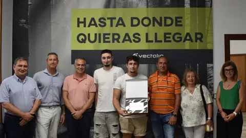 Vectalia reconoce al joven que salvó la vida de un pasajero en un autobús urbano de Alicante Vectalia reconoce al joven que salvó la vida de un pasajero en un autobús urbano de Alicante