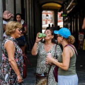 Mujeres resisten el calor en Madrid