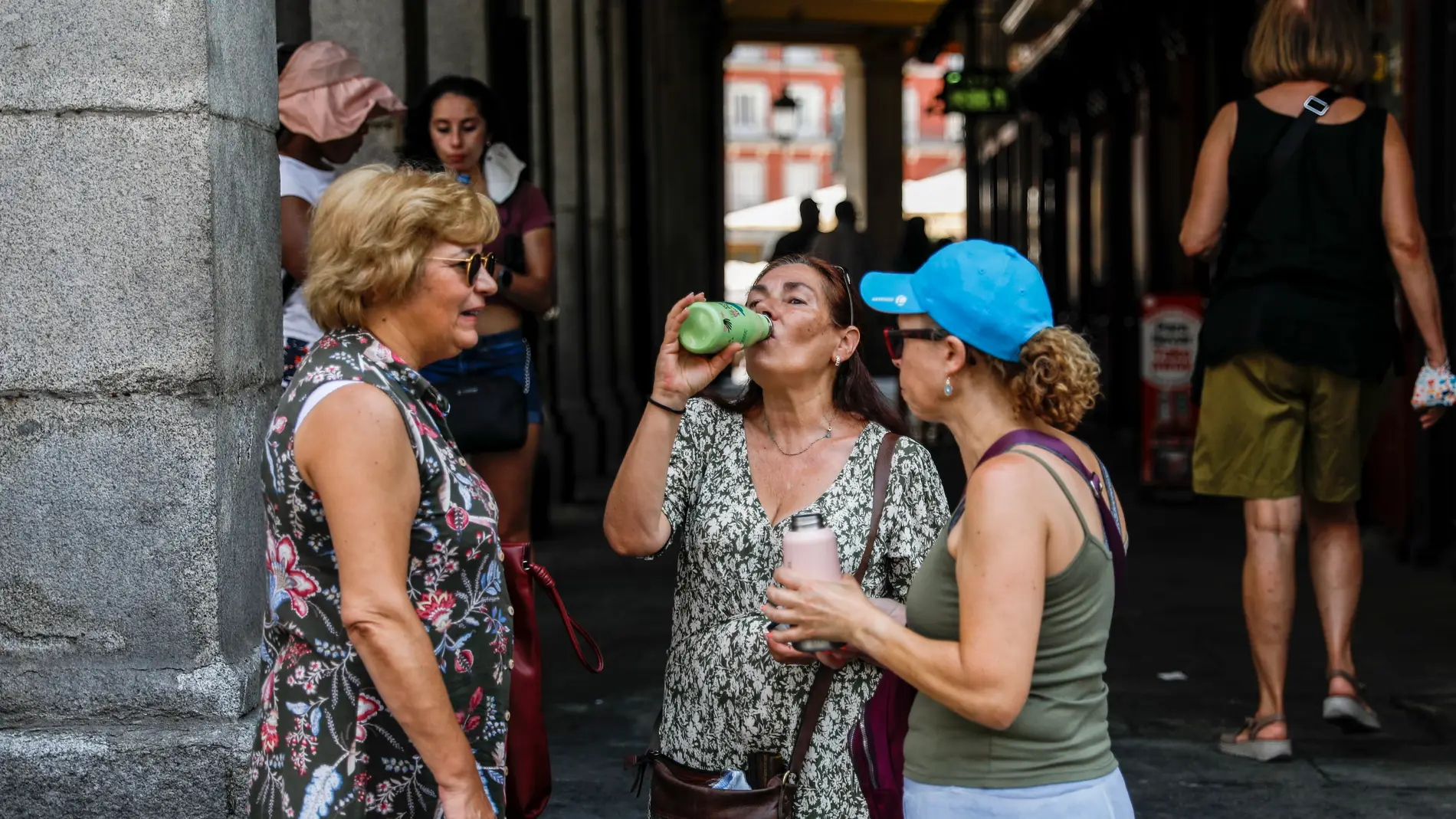 Mujeres resisten el calor en Madrid