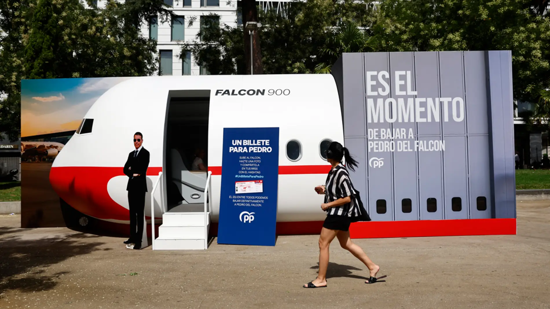 El PP ironiza con el Falcon y Pedro Sánchez e instala una cabina de avión en Madrid con un mensaje