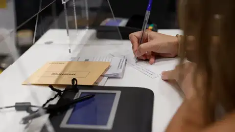 Correos mantendrá abiertas sus oficinas este jueves "hasta atender" a todas las personas que quieran depositar el voto Correos mantendrá abiertas sus oficinas este jueves "hasta atender" a todas las personas que quieran depositar el voto