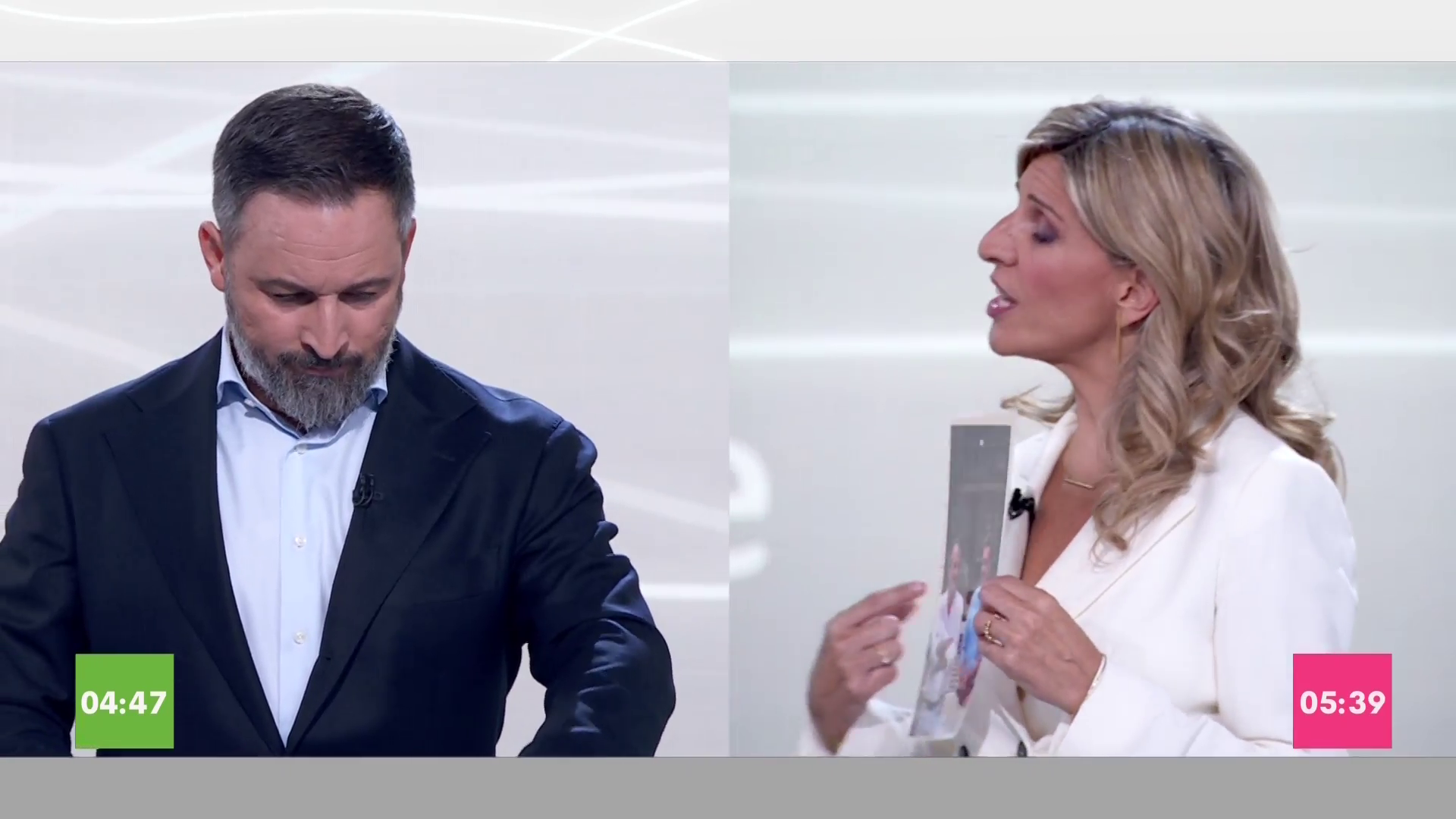 El tenso momento en el que Yolanda Díaz muestra a Abascal la foto de sus diputados en Valencia "riéndose en el minuto de silencio a una mujer asesinada" El tenso momento en el que Yolanda Díaz muestra a Abascal la foto de sus diputados en Valencia "riéndose en el minuto de silencio a una mujer asesinada"