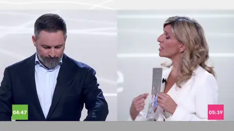 El tenso momento en el que Yolanda Díaz muestra a Abascal la foto de sus diputados en Valencia "riéndose en el minuto de silencio a una mujer asesinasa" El tenso momento en el que Yolanda Díaz muestra a Abascal la foto de sus diputados en Valencia "riéndose en el minuto de silencio a una mujer asesinasa"