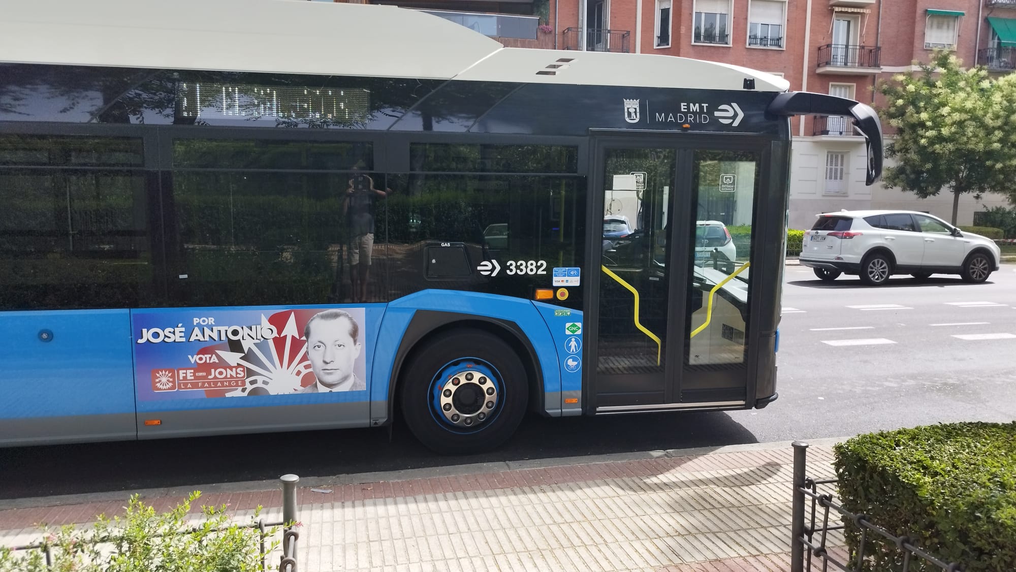 La controvertida campaña de Falange en autobuses de la EMT con el rostro de Primo de Rivera La controvertida campaña de Falange en autobuses de la EMT con el rostro de Primo de Rivera