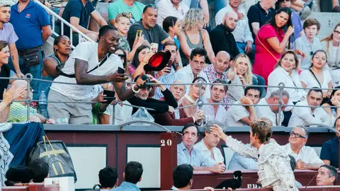 Borja Jiménez brinda un toro a Dwight Howard en Las Ventas. Borja Jiménez brinda un toro a Dwight Howard en Las Ventas.