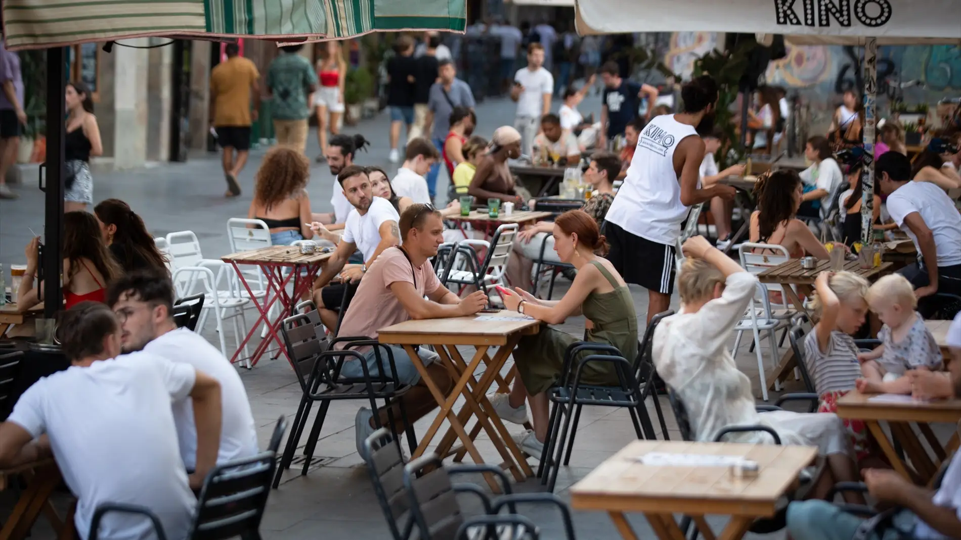 Personas consumiendo en las terrazas de la plaza Àngels del Raval