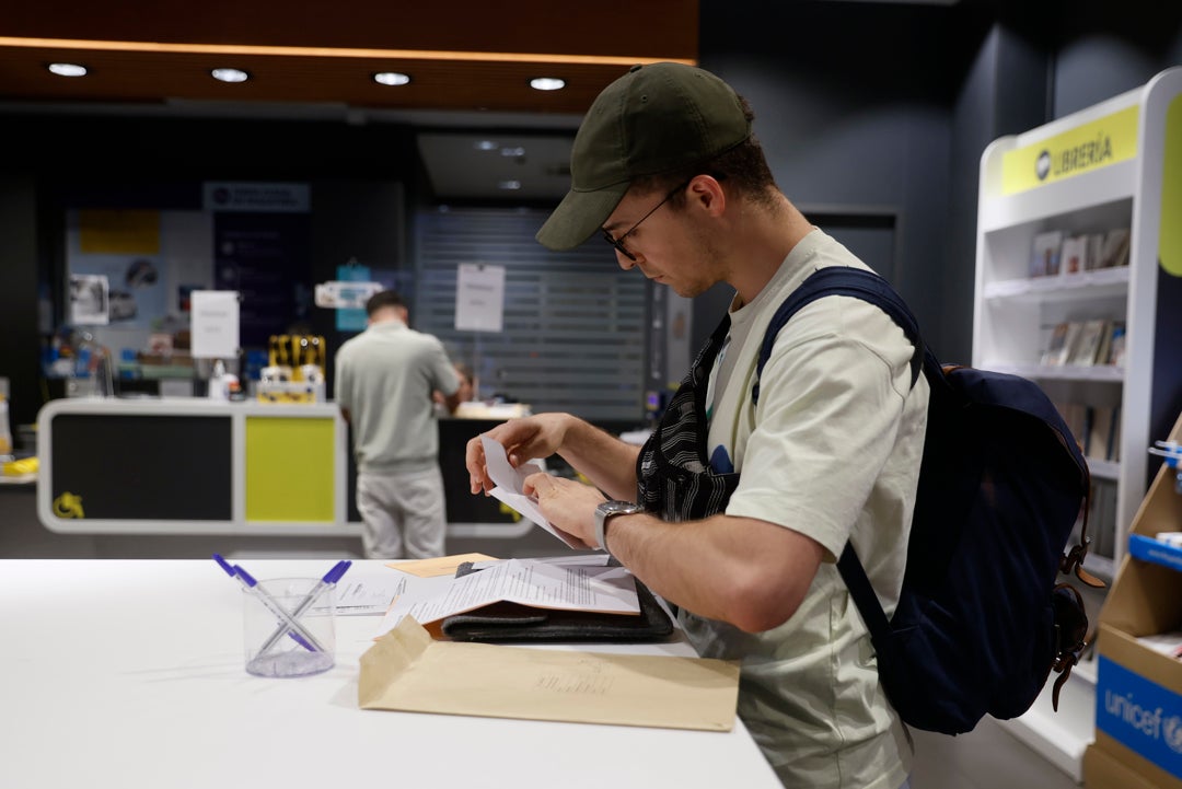 La Junta Electoral Central amplía el plazo para votar por correo hasta el viernes 21 de julio a las 14:00 La Junta Electoral Central amplía el plazo para votar por correo hasta el viernes 21 de julio a las 14:00