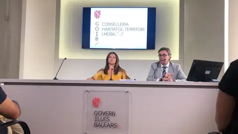 El vicepresidente del Govern, Antoni Costa, y la consellera de Vivienda, Territorio y Movilidad, Marta Vidal. El vicepresidente del Govern, Antoni Costa, y la consellera de Vivienda, Territorio y Movilidad, Marta Vidal.