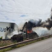 Incendio en una nave industrial de Veriña