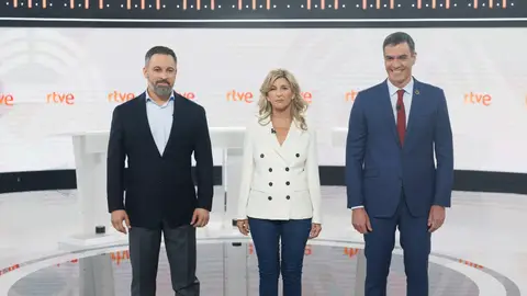 Abascal, Díaz y Sánchez antes del debate electoral en RTVE Abascal, Díaz y Sánchez antes del debate electoral en RTVE