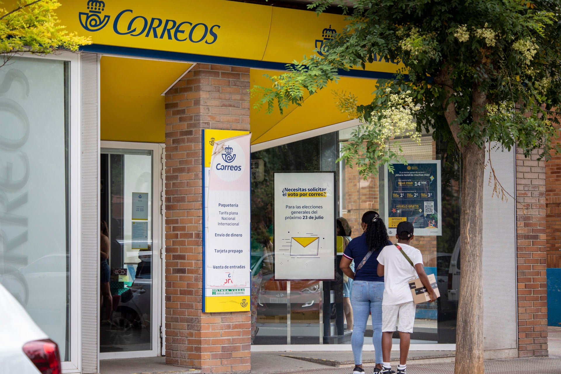 Correos insiste: "Que todo el mundo esté tranquilo, no se cerrará una oficina si hay personas que quieren ejercer su derecho" Correos insiste: "Que todo el mundo esté tranquilo, no se cerrará una oficina si hay personas que quieren ejercer su derecho"