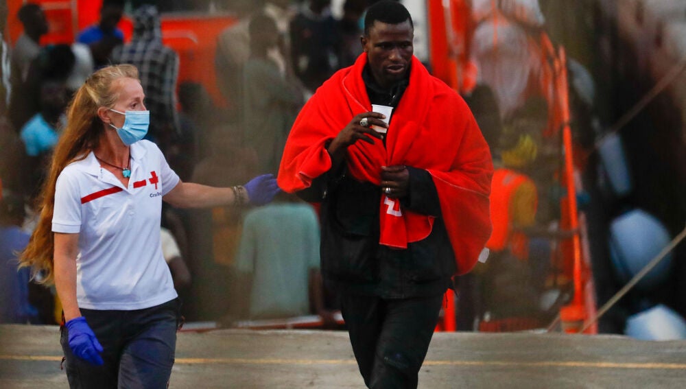 Uno de los 123 migrantes trasladados a Las Palmas de Gran Canaria es atendido por Cruz Roja