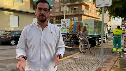 José Claudio Guilabert con el nuevo punto móvil de Elche. José Claudio Guilabert con el nuevo punto móvil de Elche.