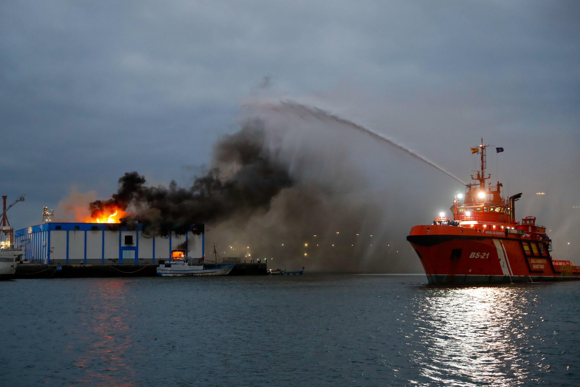 El incendio de una nave en el Puerto está "activo pero controlado" El incendio de una nave en el Puerto está "activo pero controlado"