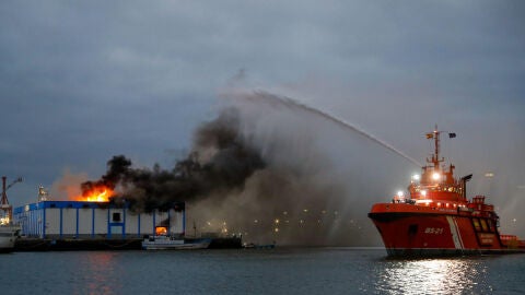 Incendio de una nave de almacenamiento en el puerto de Las Palmas