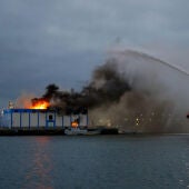 Incendio de una nave de almacenamiento en el puerto de Las Palmas