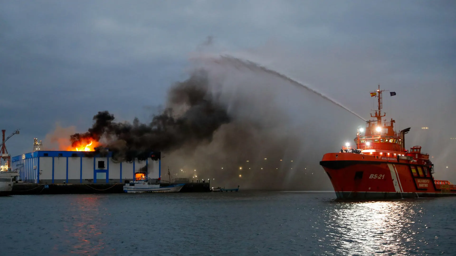 Incendio de una nave de almacenamiento en el puerto de Las Palmas Incendio de una nave de almacenamiento en el puerto de Las Palmas