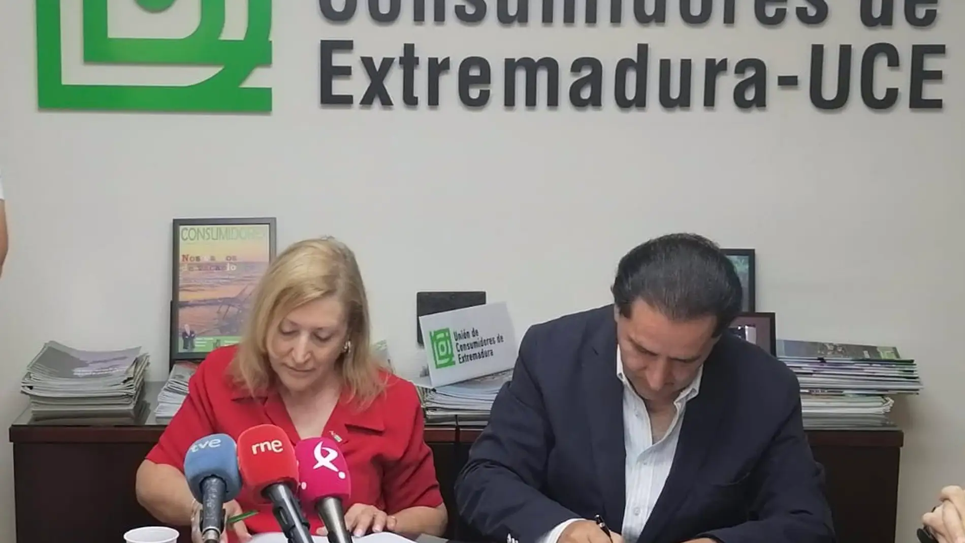 La Unión de Consumidores de Extremadura asesorará a los usuarios de Asociación Oncológica extremeña en defensa de sus derechos