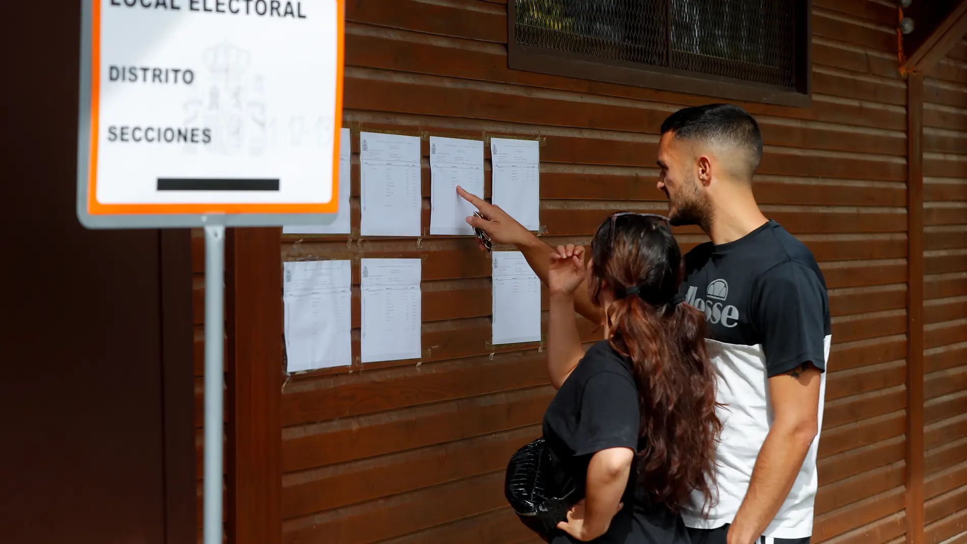 Imagen de archivo de unos votantes revisando el censo en un colegio electoral durante los pasados comicios del 28M. 