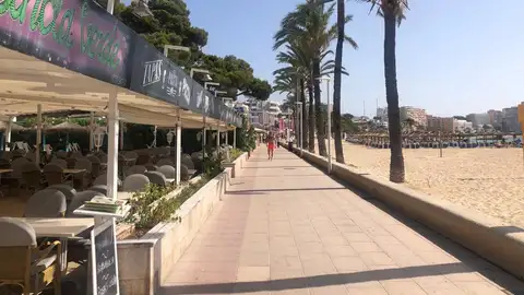 Establecimientos de restauración ubicados en primera línea de la playa de Magaluf, en Calvià. Establecimientos de restauración ubicados en primera línea de la playa de Magaluf, en Calvià.