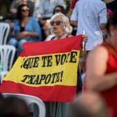 La Junta Electoral prohíbe exhibir camisetas con el lema "Que te vote Txapote" en los Colegios Electorales 